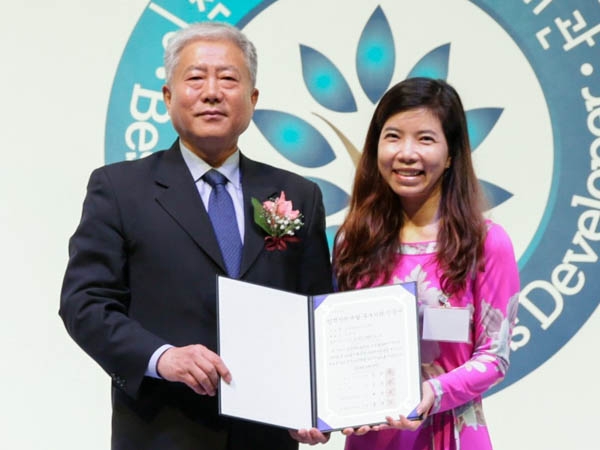 한국BMS제약 박혜선 사장(오른쪽)이 '2018년 인적자원개발 우수기관 수여식’에서 수상하고 있다.