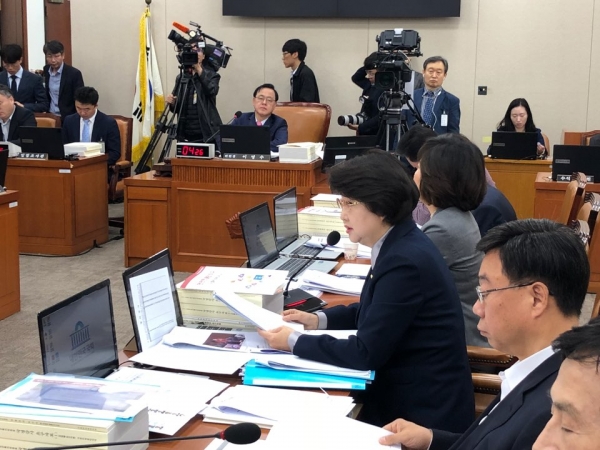 자유한국당 김승희 의원은 의약품 해외직구가 성행하고 있어 국민 건강 안전이 위협 받고 있다고 지적했다.