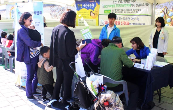 건협부산센터는 부산시민공원에서 시민들을 대상으로 체성분 검사를 실시했다.