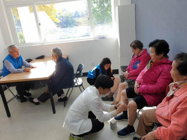 심평원 서울지원은 서울시한의사회, 노원구자원봉사센터와 함께 백사마을에서 진료봉사를 실시했다.