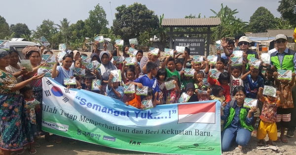 동국제약은 최근 지진과 해일로 피해를 입은 인도네시아와 라오스 댐 붕괴 지역의 이재민에게 의약품을 전달했다.