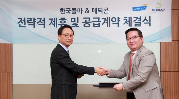 한국콜마 이호경 사장(오른쪽)이 메딕콘 하동훈 대표와 에스테틱 디바이스 공급계약 체결을 하고 있다.