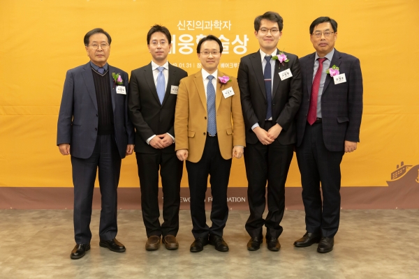 대웅재단은 최근 서울시 잠실 베어크루즈에서 '대웅 학술상' 시상식을 개최했다.