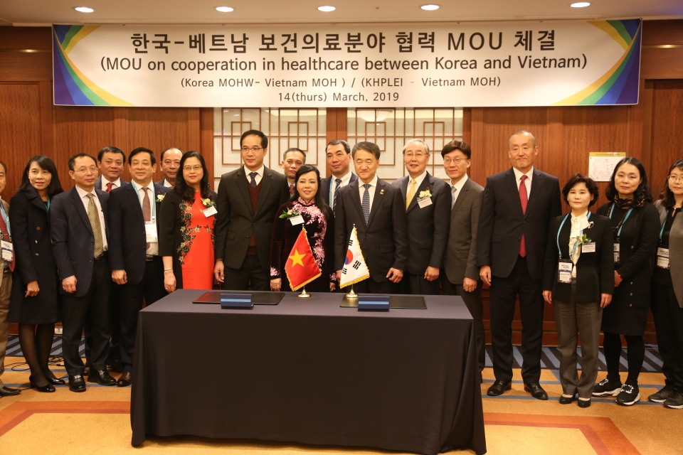 한국보건의료인국가시험원이 14일 베트남 보건부와 MOU를 체결했다