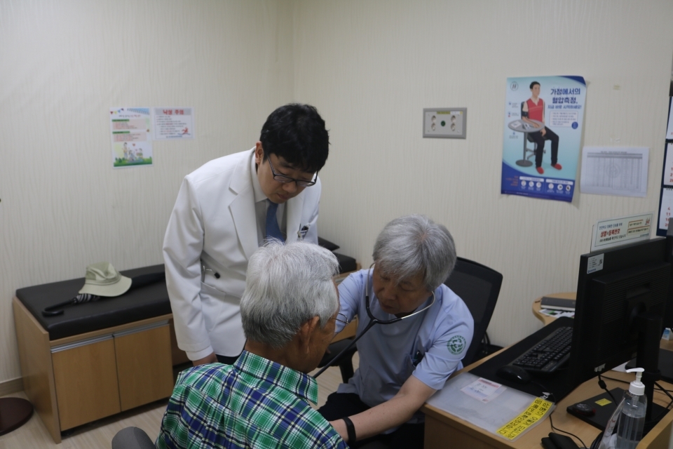 노인환자를 진료하고 있는 빛고을전남대학교 노년내과 박종춘 교수(오른쪽)과 강민구 교수(왼쪽).