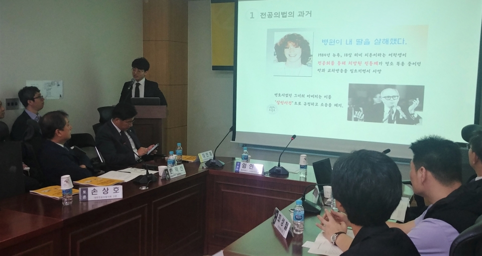 대한전공의협의회 김진현 부회장이 26일 국회에서 열린 토론회에 참석해 전공의 실태에 대해 말하고 있다.