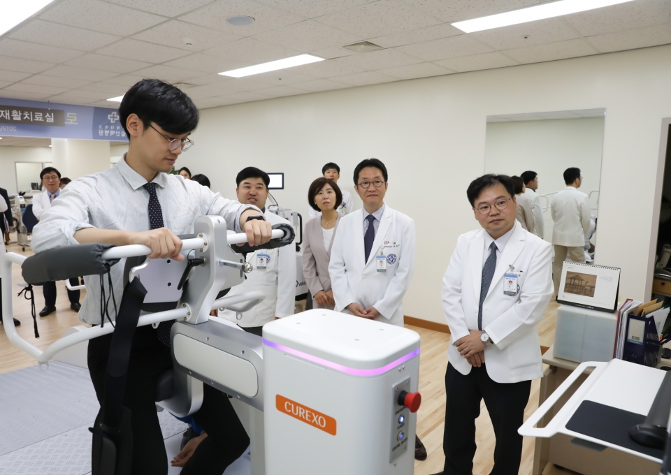 일산백병원이 1일 로봇재활치료실 개소식을 가진 후 보행재활로봇인 모닝워크를 시연하고 있다. (사진=일산백병원)
