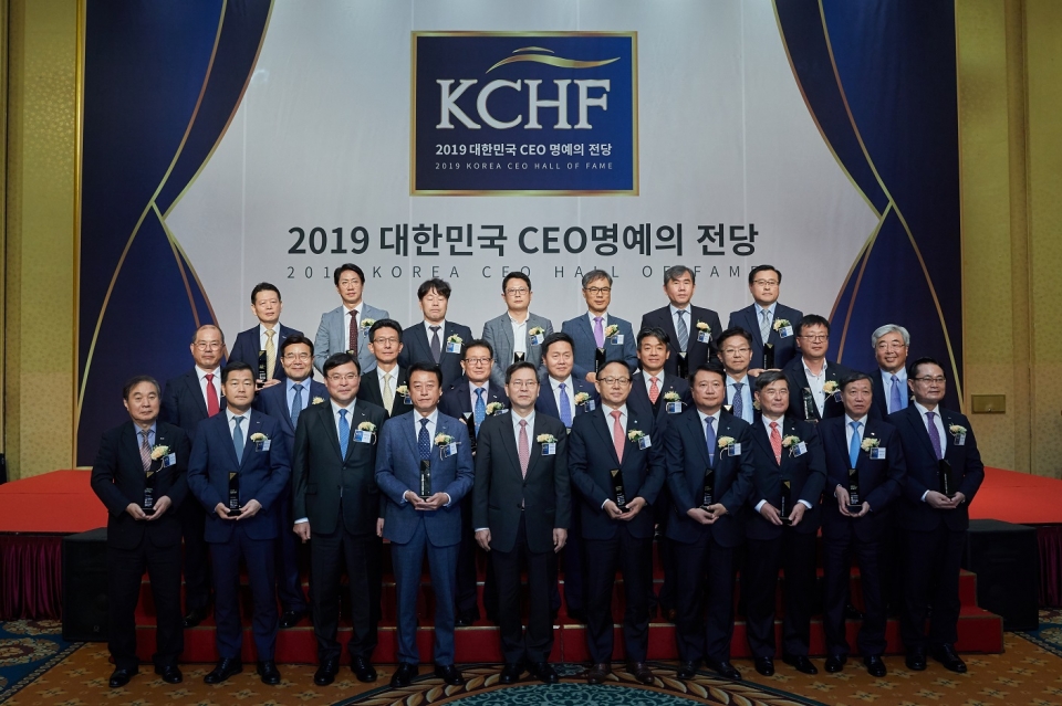 ‘2019 대한민국 CEO 명예의 전당’ 수상자들이 기념사진을 촬영하고 있다. (사진=건강보험심사평가원)