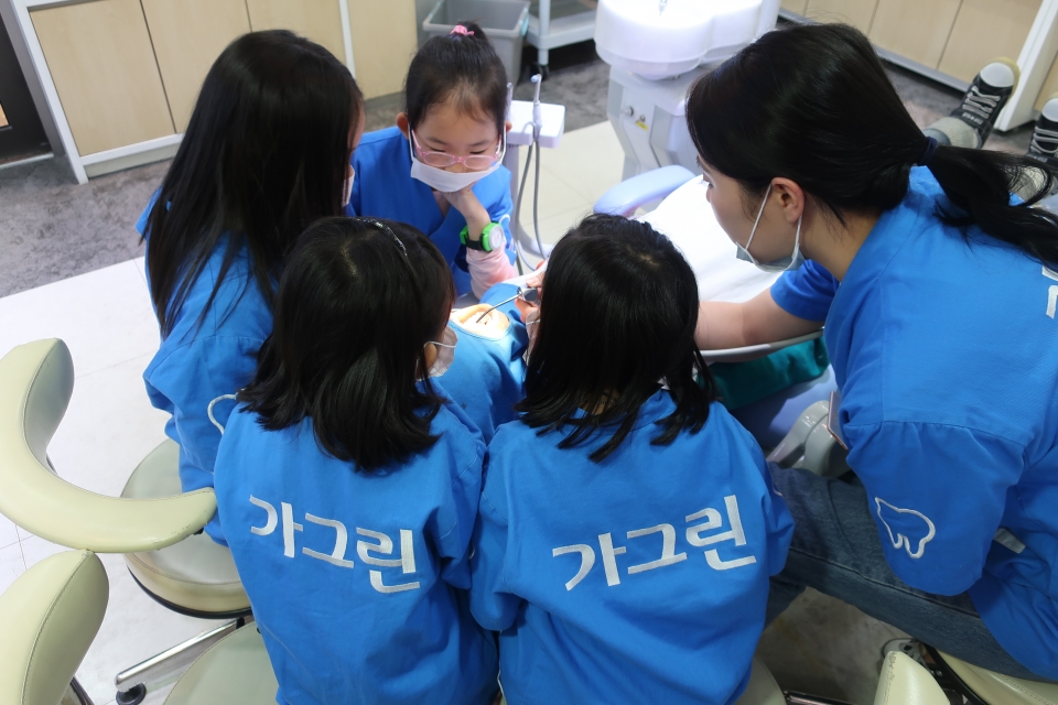 키자니아 서울 가그린 치과에서 어린이들이 치과의사가 돼 환자들을 진료하고 있다.