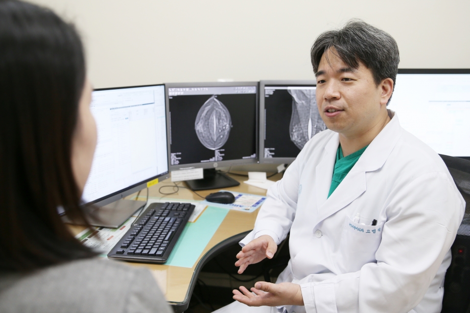 고범석 서울아산병원 유방외과 교수가 유방암 환자에게 유두 보존 유방전절제술에 대해 설명하고 있다