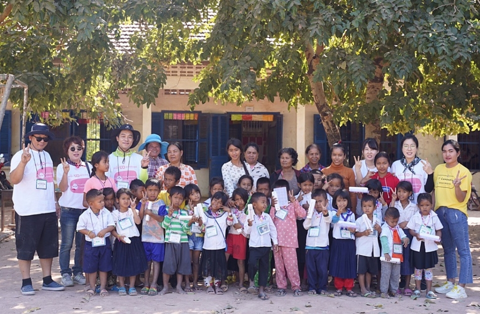 충남자원봉사센터 관리자팀이 캄보디아 반티민쩨이주 초등학교 어린이들과 기념촬영을 진행하고 있다.