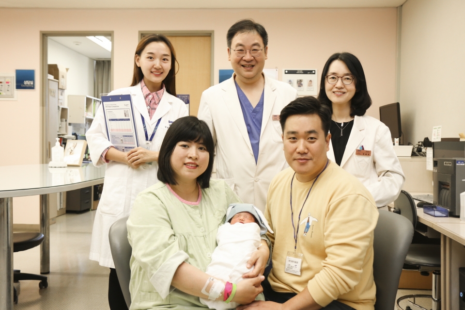 이길선 씨 부부와 아기가 이식을 담당했던 박재범·장혜련 교수와 함께 활짝 웃고 있다. (사진 삼성서울병원 제공)