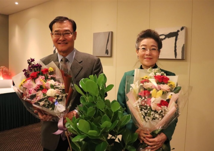 기후변화센터 유영숙 신임 이사장(오른쪽)과 강창희 명예 이사장(전임 이사장).