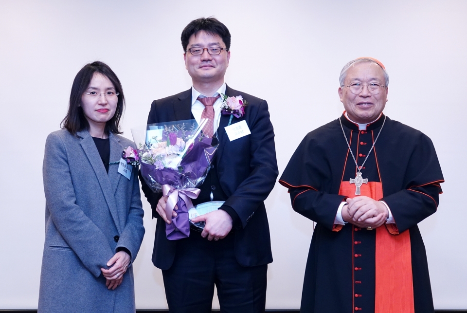 가톨릭대학교 서울성모병원 순환기내과 박훈준 교수가 지난 15일 서울 로얄호텔에서 개최된 제14회 '생명의 신비상' 시상식에서 생명과학분야 장려상을 수상했다.