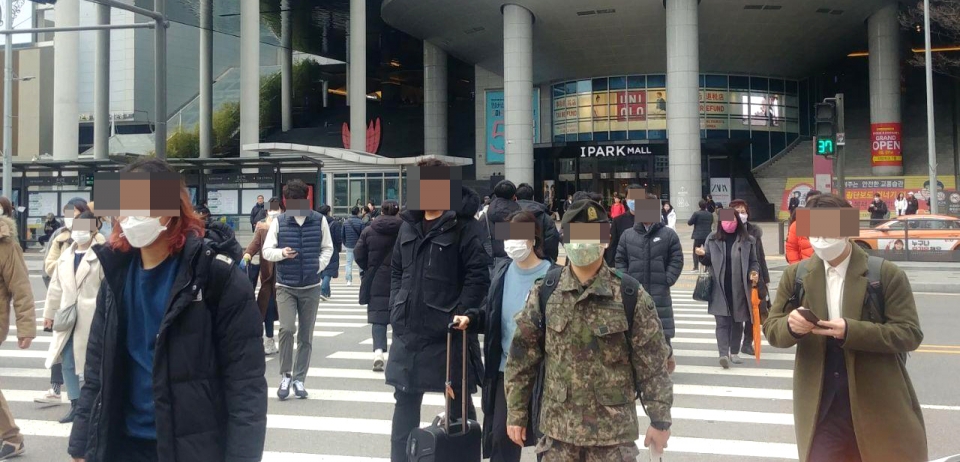 국내에서 네 번째 우한폐렴(신종 코로나바이러스) 확진 환자가 발생한 가운데, 28일 오후 마스크를 착용한 시민들이 서울 용산역 앞 건널목을 지나치고 있다. [사진/박정식 기자]