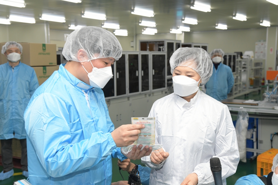 이의경 식약처장이 29일 마스크 생산업체인 이앤더블유의 생산시설을 둘러고 있다. [사진/식약처]