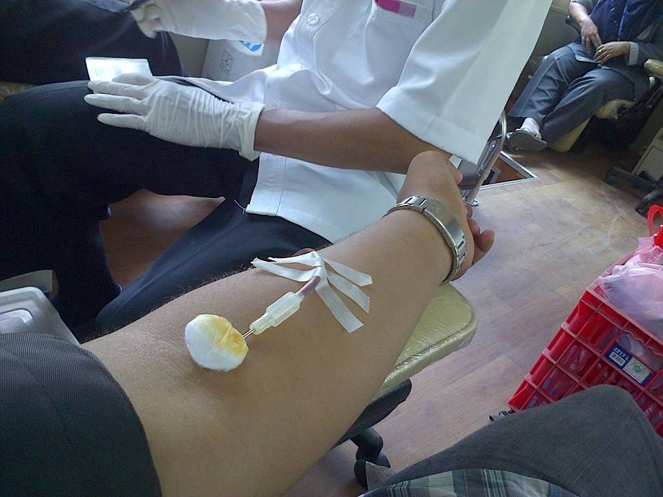 타투 시술자의 헌혈 배제 기간이 내년부터 1년에서 6개월로 단축된다.