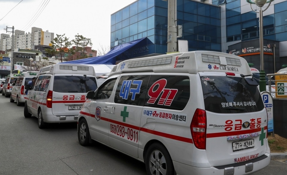 구급차들이 코로나19 선별진료소 앞에 줄지어 있다.