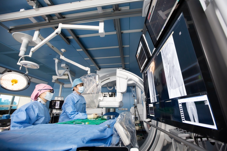 국민건강보험 일산병원은 경기북부 최초 하이브리드 수술실을 이용한 고난도 흉부대동맥류 복합 수술을 성공적으로 마쳤다.