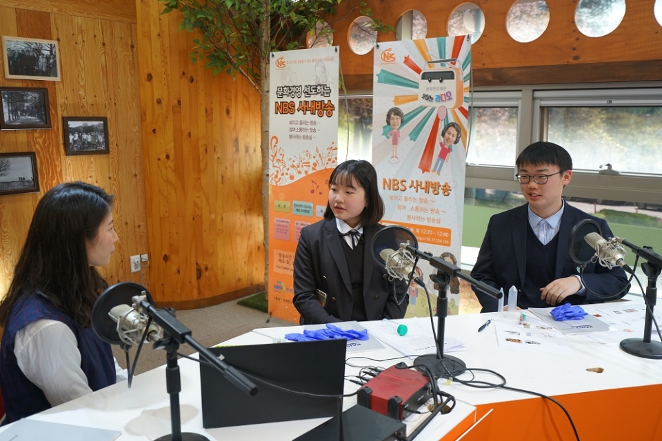 KAIST 배정현 멘토(왼쪽)가 NRF 오픈 스튜디오에서 멘티인 문정중학교 이예주, 이성민 학생에게 멘토링을 진행하고 있다. (사진=한국연구재단)