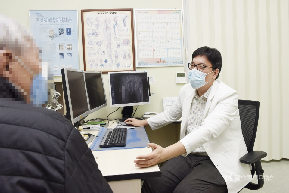 서울보라매병원 정형외과 이승준 교수가 한 노인환자를 진료하고 있다.