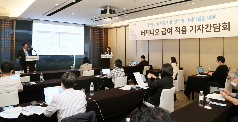 한국릴리는 2일 웨스틴조선호텔 서울에서 기자간담회를 열었다. 국립암센터 유방암센터장인 혈액종양내과 이근석 교수가 전이성 유방암 치료제 버제니오에 대해 설명하고 있다.