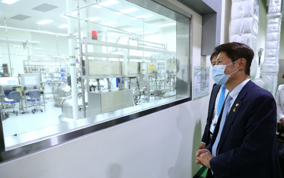 보건복지부 김강립 차관이 15일 셀트리온을 방문해 의약품 생산시설을 둘러보고 있다. (사진=보건복지부)