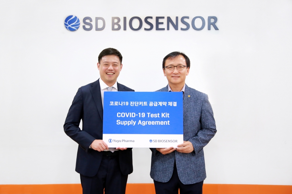 유유제약 유원상 대표이사(왼쪽)와 에스디바이오센서 이효근 사장(오른쪽)이 코로나19 진단키트 제품 공급 계약을 체결하고 있다.