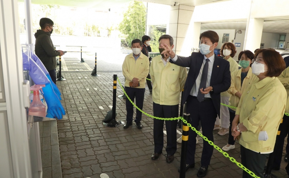 19일 대구 북구 보건소에 설치된 선별진료소를 방문한 보건복지부 김강립 차관이 시설을 점검하고 있다. (사진=보건복지부)