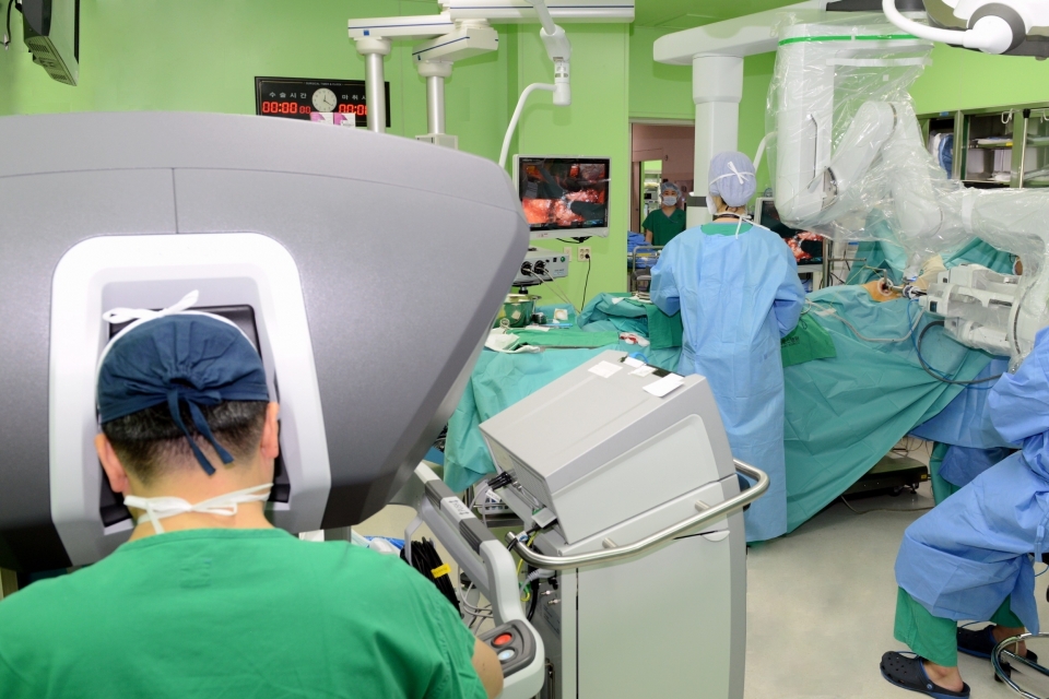 세브란스병원 의료진의 다빈치 SP 로봇수술 장면.