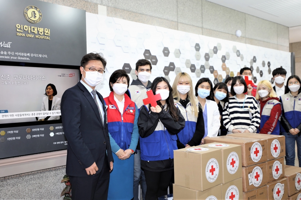 지난 4월 10일 인천 RCY 단원들이 대한적십자사 인천지사를 통해 인하대병원에 직접 구운 빵과 마스크를 전달하면서 기념촬영을 하고 있다.