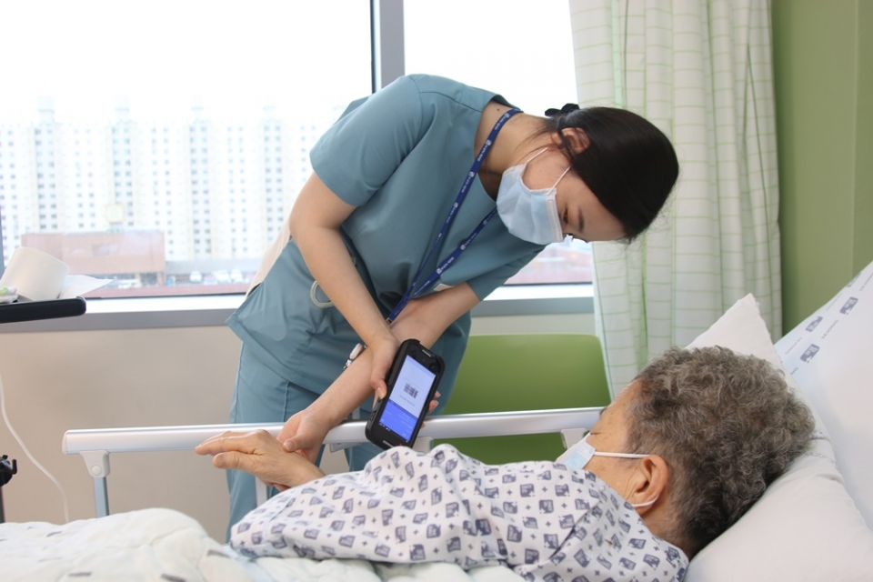메디플렉스 세종병원 간호사가 휴대용 단말기를 통해 환자 상태를 확인하고 있다.