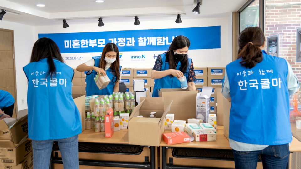 한국콜마홀딩스와 자회사 임직원이 ‘코로나19극복 KIT’를 제작하는 봉사활동을 하고 있다. (사진=한국콜마)