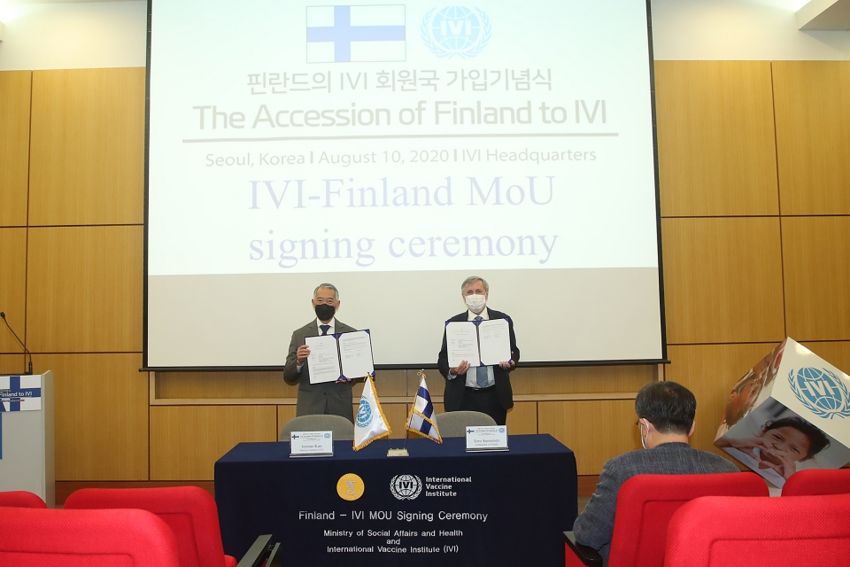 10일(월) 국제백신연구소(IVI)에서 개최된 핀란드의 IVI 회원국 가입식에서 에로 수오미넨(Eero Suominen) 주한 핀란드 대사(오른쪽)와 제롬 김 IVI 사무총장이 회원국 협약에 관한 양해각서에 서명한 후 포즈를 취하고 있다.