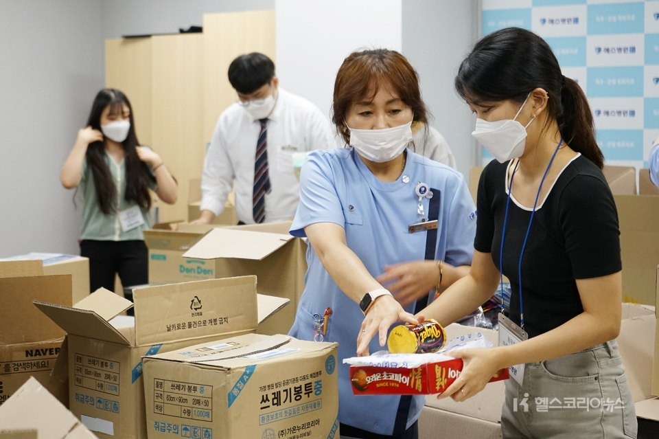 용인분당 예스병원 직원들이 집중호우 지역 주민을 위해 구호물품을 포장하고 있다.