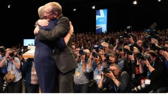 2018년 테레사 메이 영국 총리가 연설을 마친 후에, 남편 필립 메이와 포옹하는 모습.