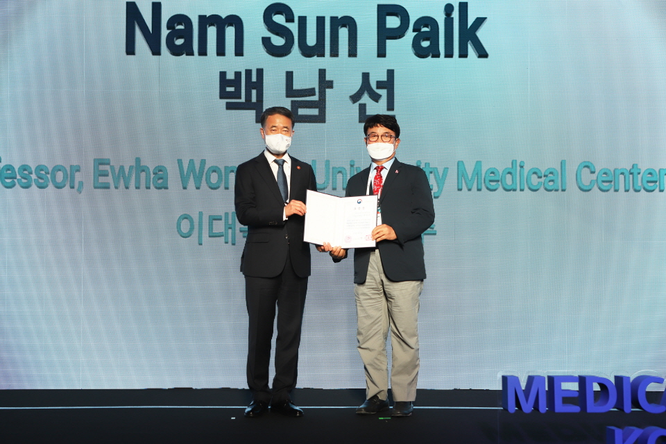 이화의료원 백남선 국제의료사업단장(오른쪽)이 박능후 보건복지부장관(왼쪽)이 수여하는 ‘메디컬코리아 글로벌 헬스케이 유공 포상’을 수상했다.