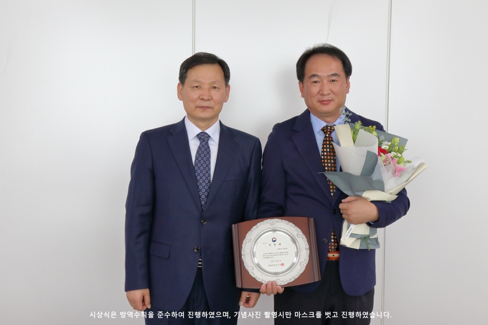 의료안전예방국 양동교 국장(왼쪽), 휴온스글로벌 바이오본부장 김영목 상무