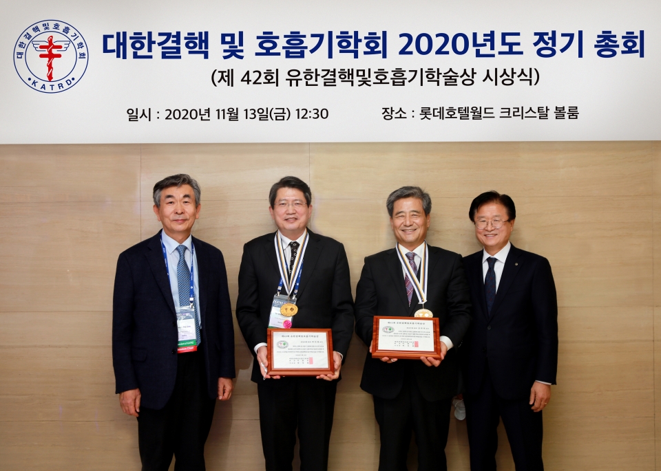(왼쪽부터) 이관호 회장, 박인원 교수, 김주옥 교수, 유한양행 조욱제 부사장