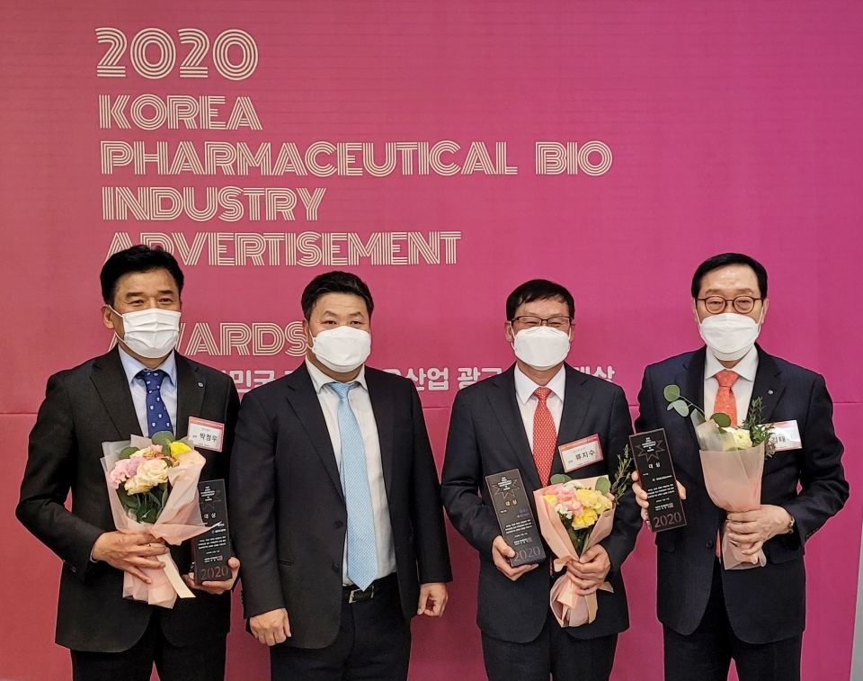‘2020 대한민국 제약바이오산업 광고·PR대상’에서 PR 부문 대상을 수상한 한국유나이티드 김태식 전무(맨 오른쪽)가 회사를 대표해 기념촬영을 하고 있다.