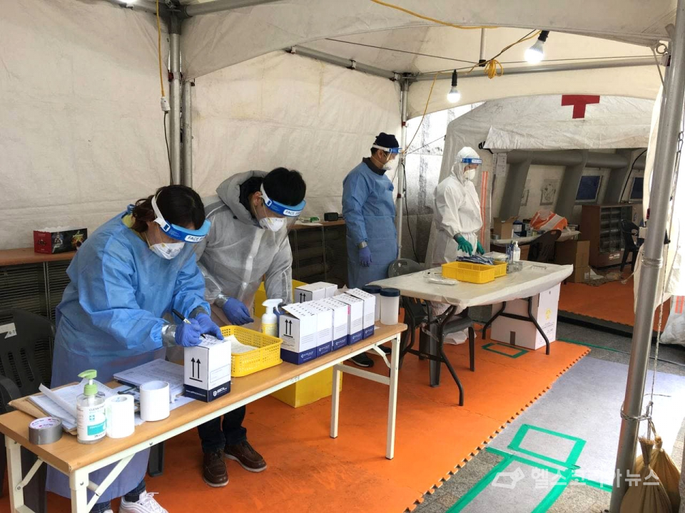 서울의 한 상급종합병원에 설치된 선별진료소에서 코로나19 바이러스 검체를 채취, 검사를 위한 분류작업을 진행하고 있다.