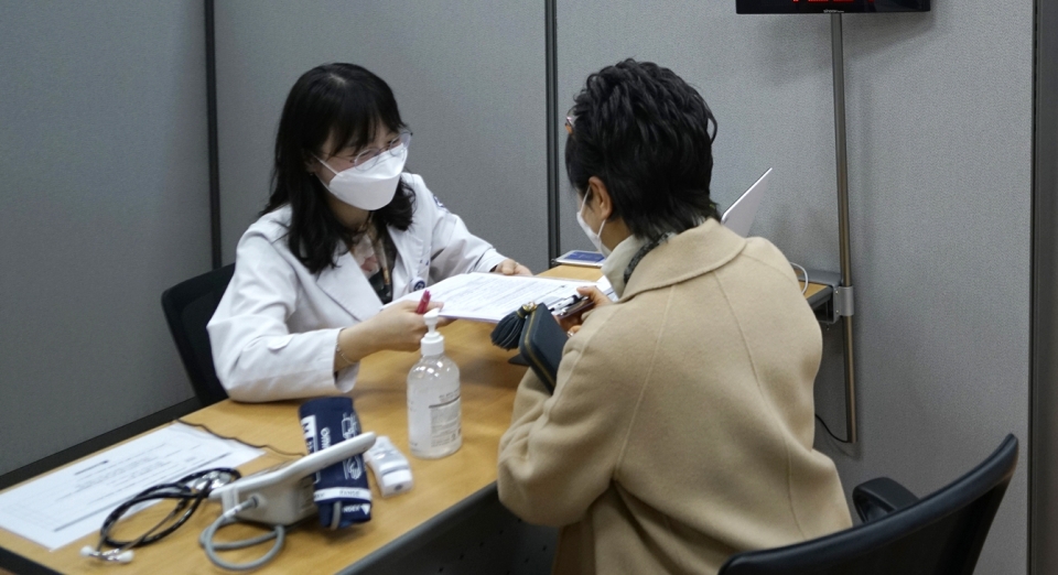 조선대병원 의료진이 코로나19 백신 접종 전 예진을 하고 있다.