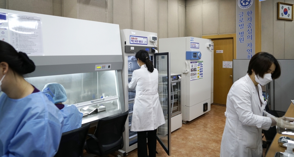 조선대병원에 설치된 화이자 백신 보관 냉장고를 의료진이 관리하고 있다.