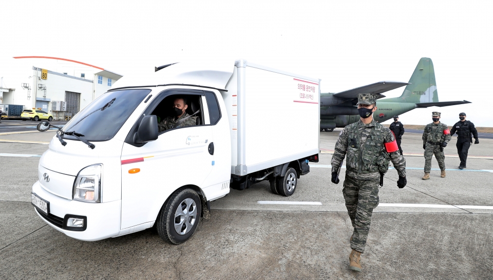 공군 수송기를 통해 5일 제주에 도착한 아스트라제네카의 코로나19백신이 경찰과 군의 경호를 받으며 제주도 내 접종기관으로 이동되고 있다.