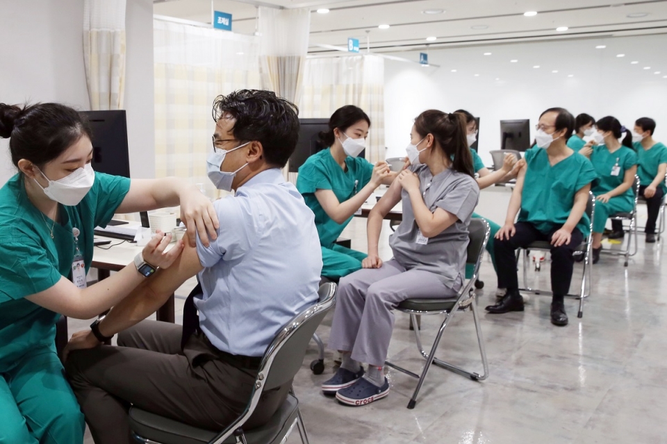서울아산병원이 5일부터 의사직, 간호직, 보건직 등 직원들을 대상으로 자체 예방접종을 시작했다.