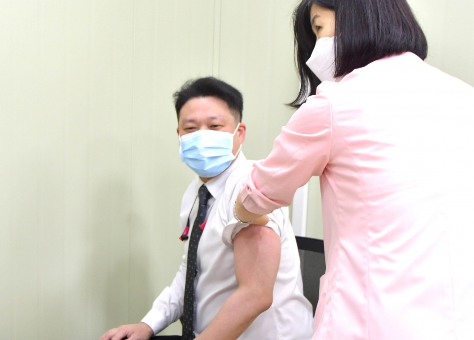 이재준 한림대춘천성심병원장이 코로나19 백신을 접종하고 있다.