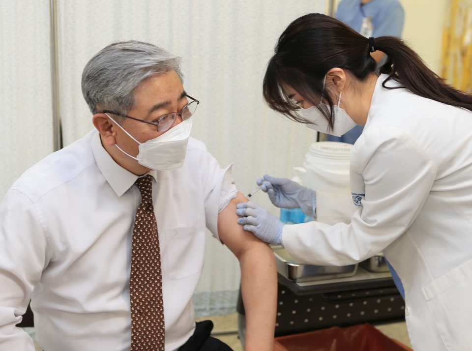 윤동섭 의료원장이 8일 세브란스병원 은명대강당에서 아스트라제네카(AZ) 백신을 접종 받고 있다.