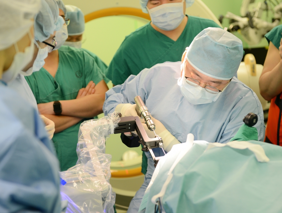 장원석 교수가 국내 최초로 개발된 뇌수술 보조 로봇장비인 카이메로를 이용해 환자의 뇌심부에 전극을 삽입하고 있다. 카이메로를 이용한 뇌전증 수술은 약 2~3mm의 작은 구멍으로 전극을 삽입할 수 있어 수술시간도 짧고, 부작용이나 수술 후 통증도 줄일 수 있다.