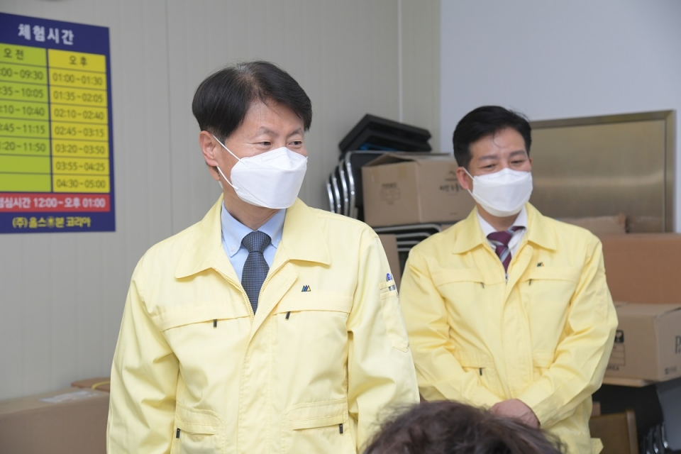 식품의약품안전처 김강립 처장이 의료기기 무료 체험방의 방역 지침 준수 여부를 점검하고 있다.
