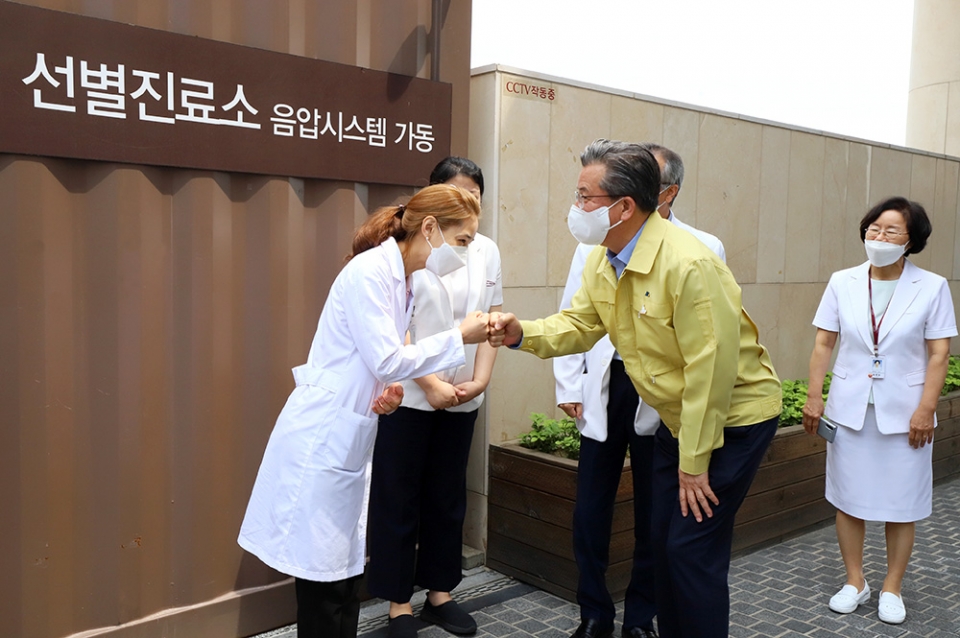 정용래 대전 유선구청장이 22일 코로나19 대응 유공기관으로 선정된 선병원재단산하 유성선병원을 방문, 의료진을 격려하고 있다.